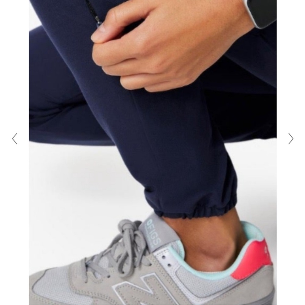 Excellent Figs Limited edition Navy Blue 20 pocket Scrub Joggers Small - Picture 5 of 15